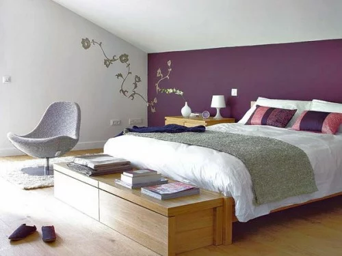 wand verzierung lila wand dachgeschoss schlafzimmer sessel modern