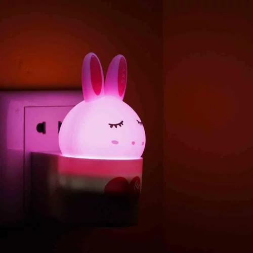 Wandlampen im Kinderzimmer rosa hase idee steckdose originell