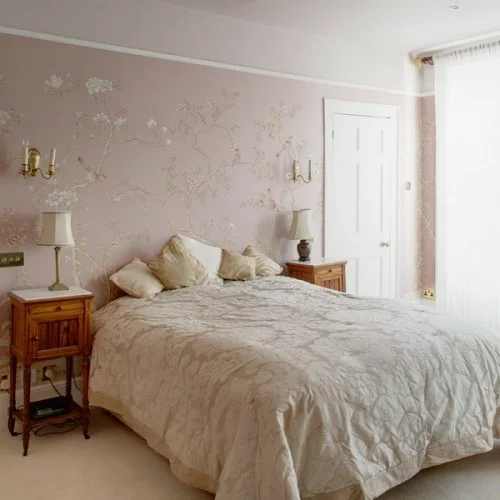wandverzierungen-goldene-elemente-romantisch-britisch-schlafzimmer-design