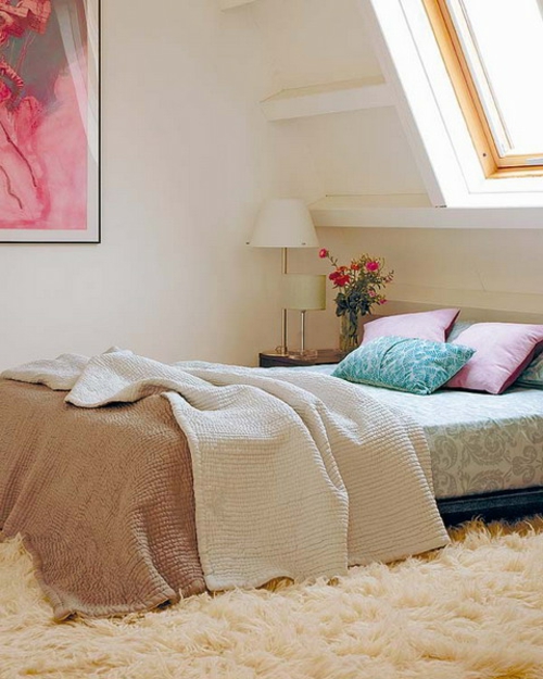 weich weiß teppich dachzimmer schlafen idee rosa bild wand