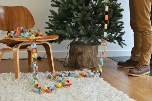 weihnachtsbaum baumstumpf girlande selbst gemacht weich hell teppich