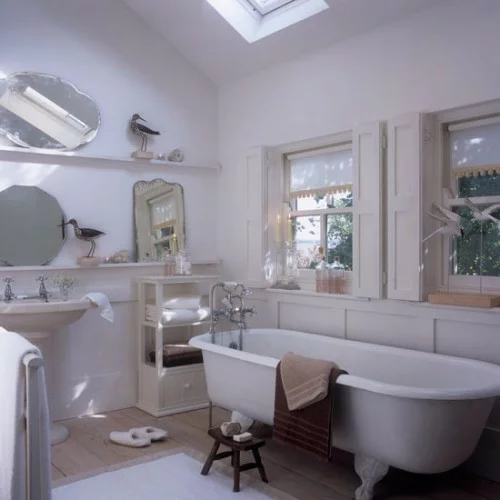 weiß design badezimmer dachgeschoss spiegel