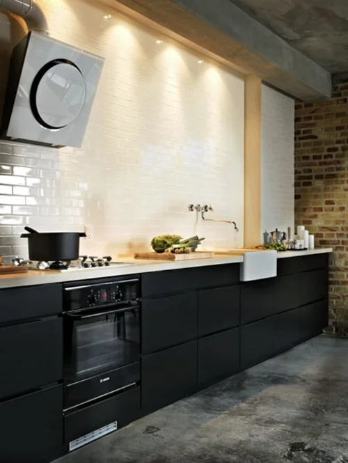 weiß-küchenspiegel-fliesen-schwarz-küchenmöbel