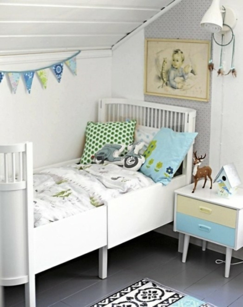 weiße babyzimmer design ideen bunte kissen