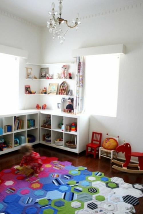 weiße babyzimmer design ideen orange bunte teppich