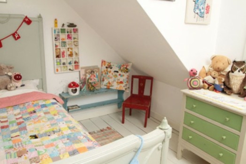 weiße babyzimmer design ideen orange roter stuhl