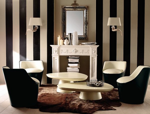 wohnzimmer fellteppich schwarz weiß streifenwand deko sessel bequem attraktive Wanddekoration mit Streifen