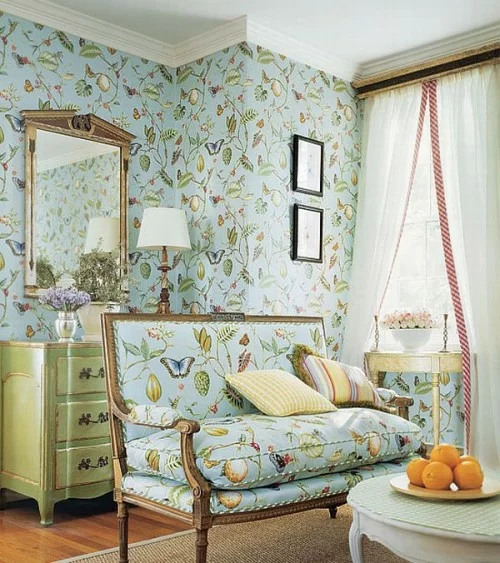 wohnzimmer französisch stil rustikal ländlich blau hell wände couch wickelkommode-spiegel