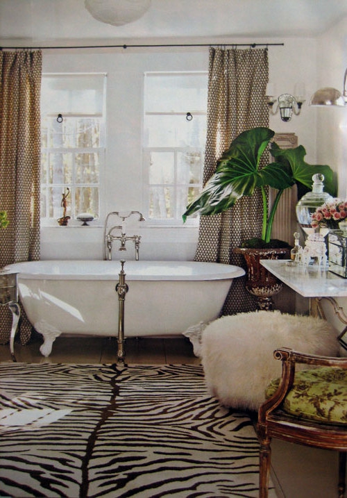 stilvolles Zebrastreifen-Design bad badewanne teppich plüschhocker extravagant