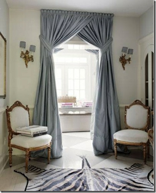 stilvolles Zebrastreifen-Design wohnzimmer altmodisch barockstil weiß stühle vorhänge