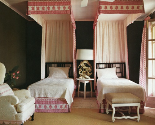 zwei Himmelbett im Schlafzimmer klassisch ausstattung