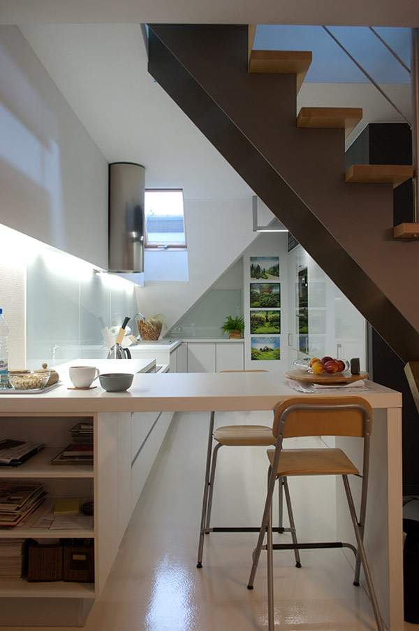 Modernes 2-Etagen-Apartment polen essecke unter der treppe