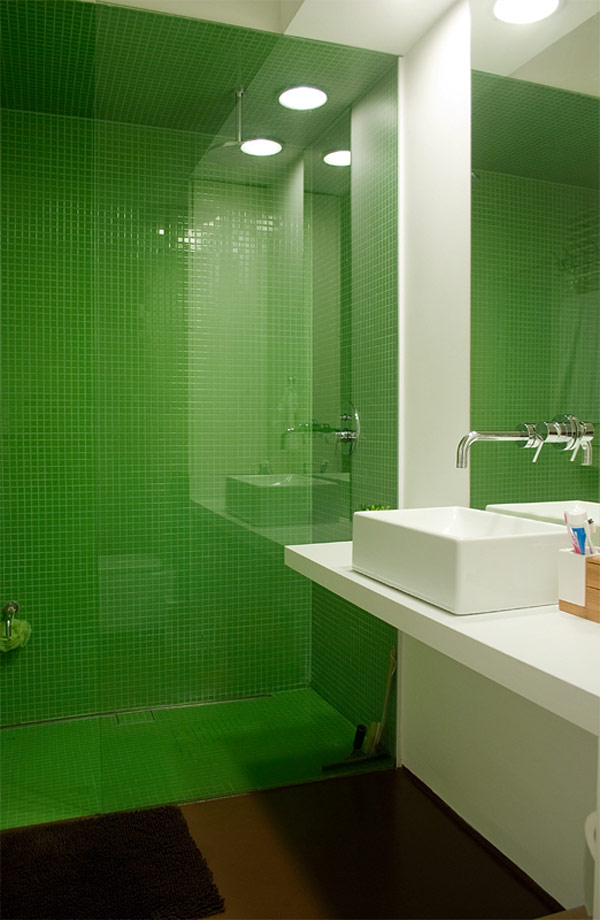 2-etagen-apartment polen grün fliesen badezimmer