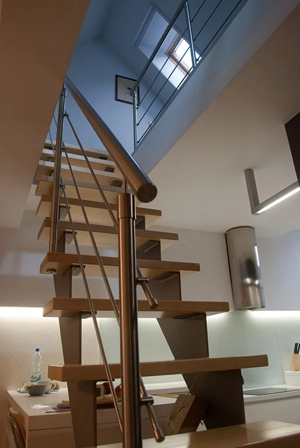 Modernes 2-Etagen-Apartment polen weiß niedrig trittstufen holz