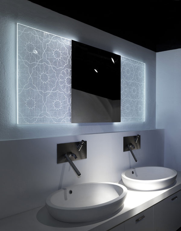 Badezimmerspiegel mit holografischem Effekt von Elia Felices
