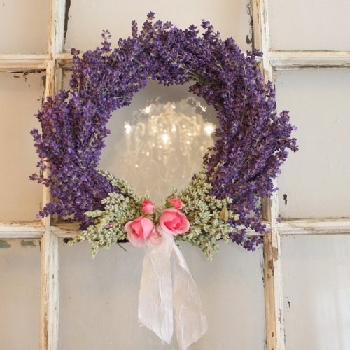Ideen Hausdekoration mit Lavendel Kranz Tür Wand