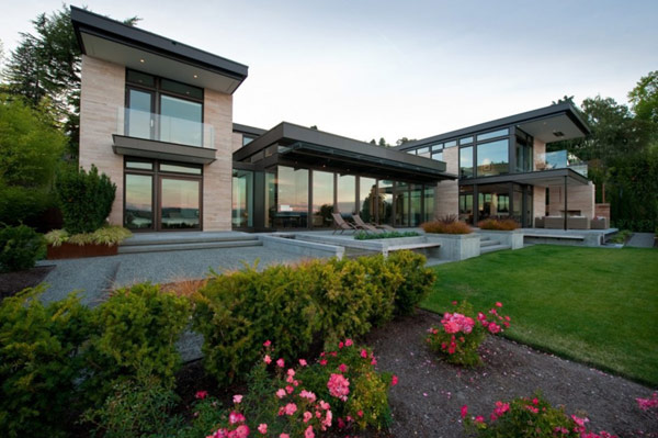 Modernes Haus an einem See in Washington