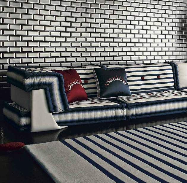 Nautisches Wohnzimmer Roche Bobois coole Kissen tolles Sofa