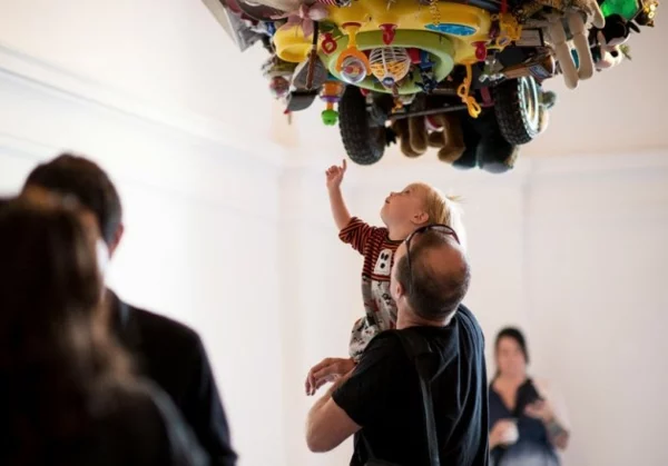 moderne kunst gallerie kunder spielzeuge alt abfall