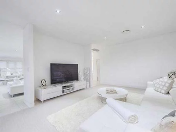 australisches himmlisches weißes haus fernsehapparat wohnbereich
