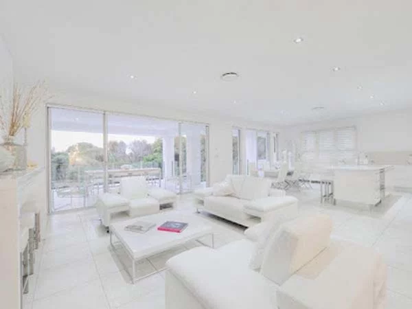 australisches himmlisches weißes haus wohnbereich sofa tisch niedrig