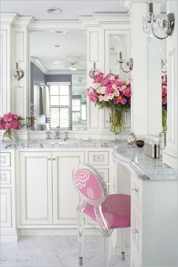 badezimmer weiß schränke rosa blumen stuhl