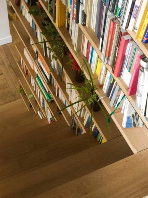 bibliothek im treppenhaus idee praktisch regal holz