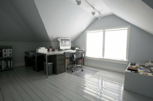 Praktisches Büro im Dachgeschoss weiß modern schreibtisch