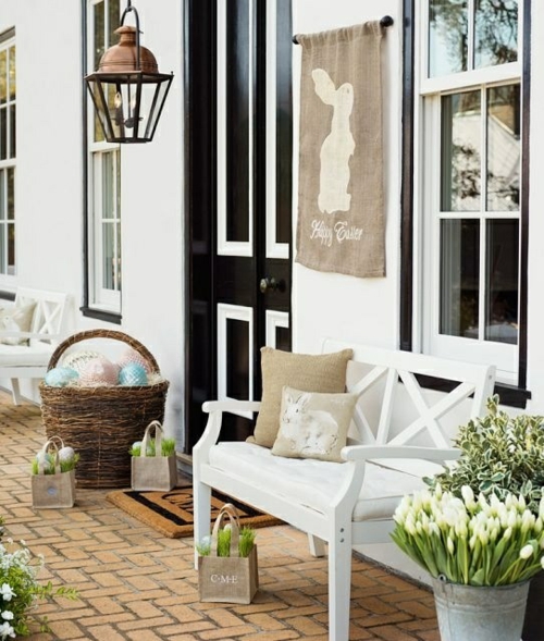 coole veranda deko ideen zu ostern bequem frühlingblumen sitzbank weiß