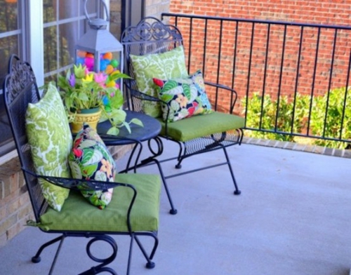 coole veranda deko ideen zu ostern bequem lehnstühle metall