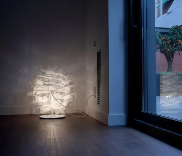 designer stehleuchte aus polyethylen idee originell luz difusion