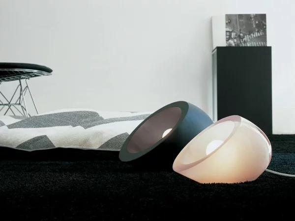 designer tischlampe aus technopolymer nina penta gläsern