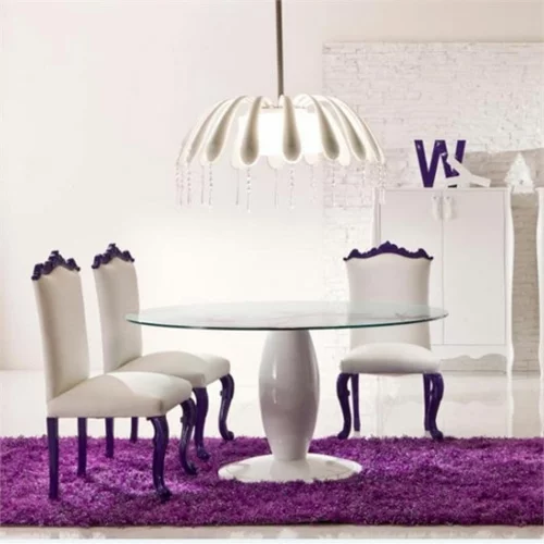 dunkel lila weich teppich glastisch rund designer stühle weiß wände