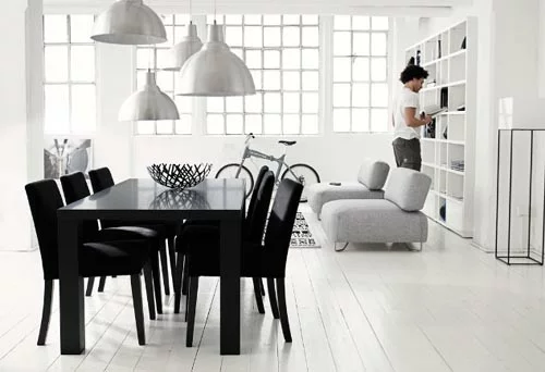 esszimmer interieur schwarz weiß tisch stühle hocker regale