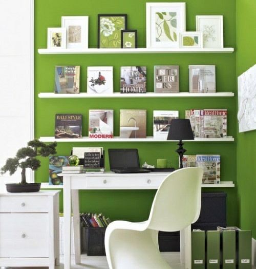frühling deko pflanze schreibtisch bücher stuhl magazinen grün
