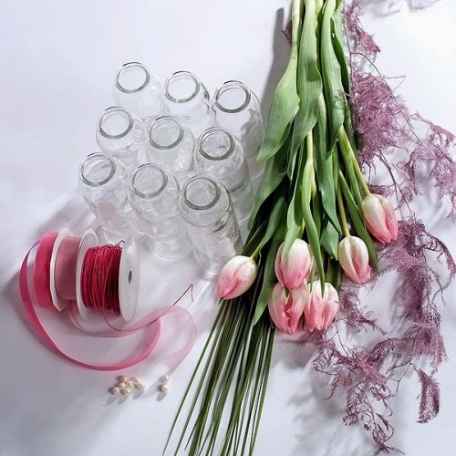 frühlingsdekoration mit rosa tulpen materialien