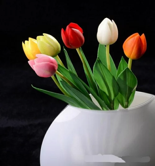 frühlingsdekoration mit tulpen farbenfroh weiß vase