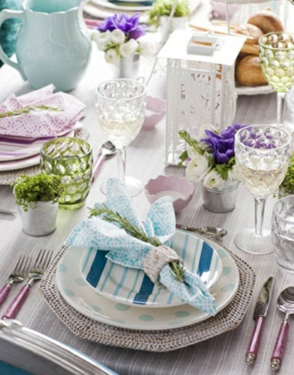 frühlingstischdeko lila blau elegant