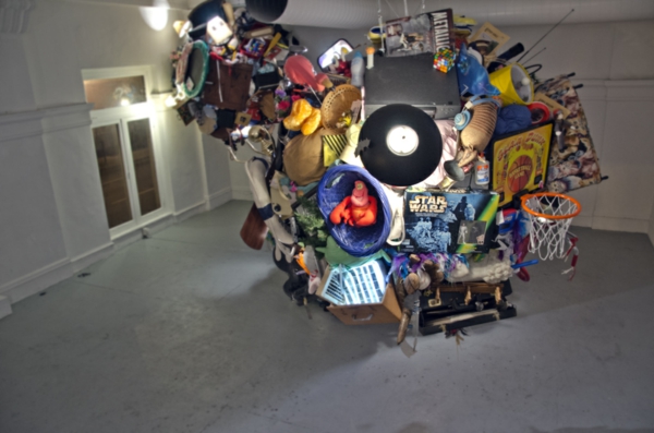gallerie installation kunst gegenstände mischung skulptur art