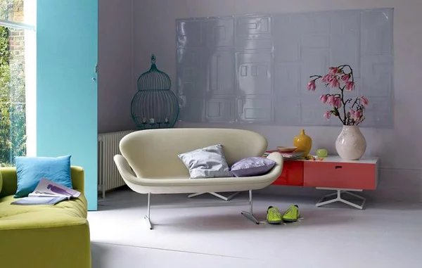 grau farbkontrast sofa weiß rot türkis käfig blumen