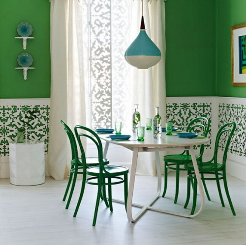 grün-stühle-weiß-metalltisch