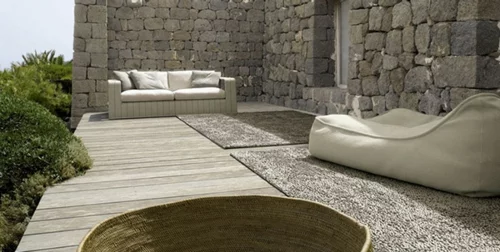 innenhof design interior paola lenti aqua sofa steinwände
