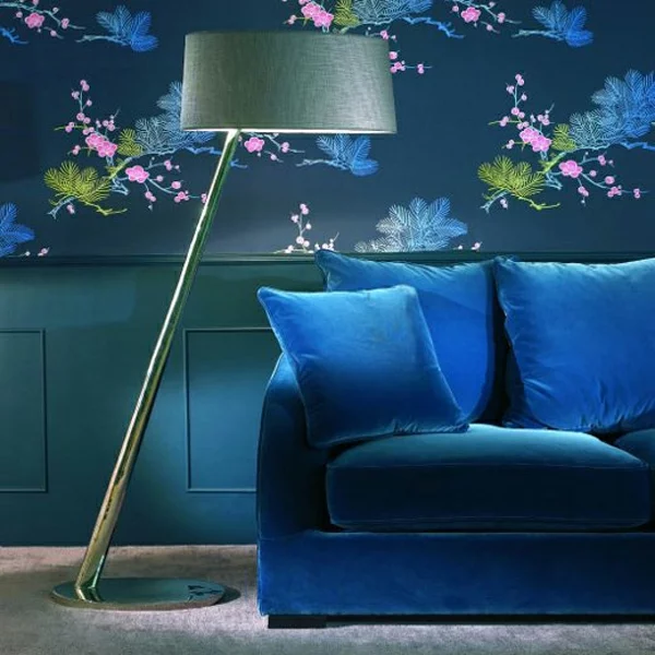 verspielte farbkombination samt sofa blau stehlampe tapeten