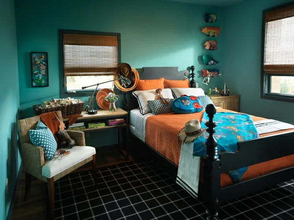 interessantes farbschema schlafzimmer blau wände grell orange bettwäsche