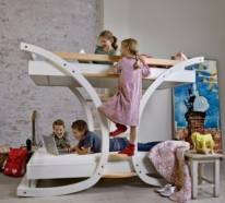 Modernes Kinderzimmer Interieur mit einzigartigen Betten von Mimondo