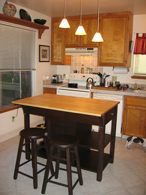 kücheninsel mit sitzplätzen bar höhe arbeitsplatte schmall holz hell oberfläche