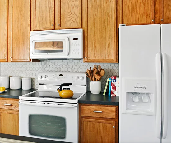 kompakte küchen weiß küchenspiegel holz