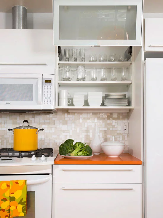 kompakte küchen weiß küchenspiegel regale wandschrank
