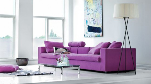 lila farbschema dunkel sofa niedrig tisch