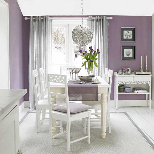 lila farbkombination wände weiße möbelstücke essbereich
